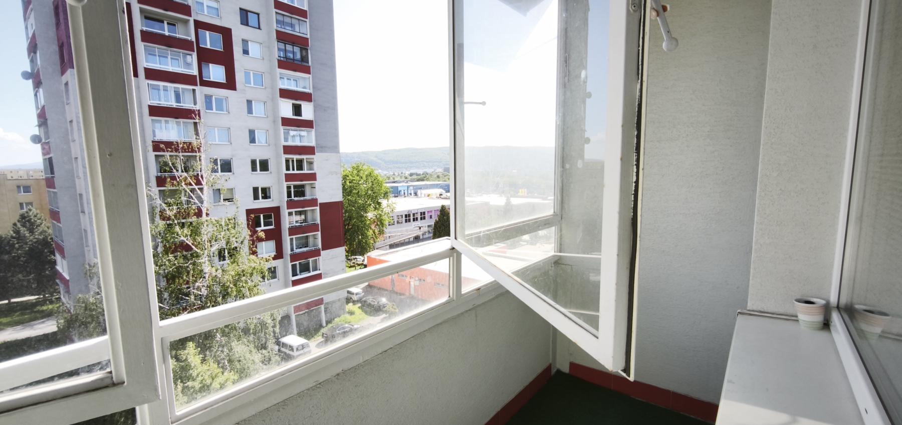 Kúpou voľný 3 izbový byt Sekčov Martina Benku, 59 m2, zariadený, s balkónom