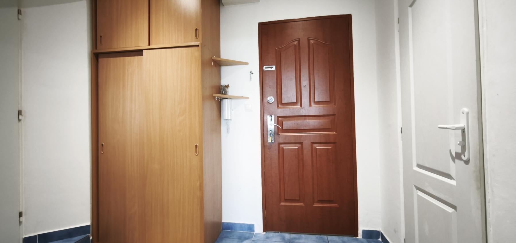 Kúpou voľný 3 izbový byt Sekčov Martina Benku, 59 m2, zariadený, s balkónom