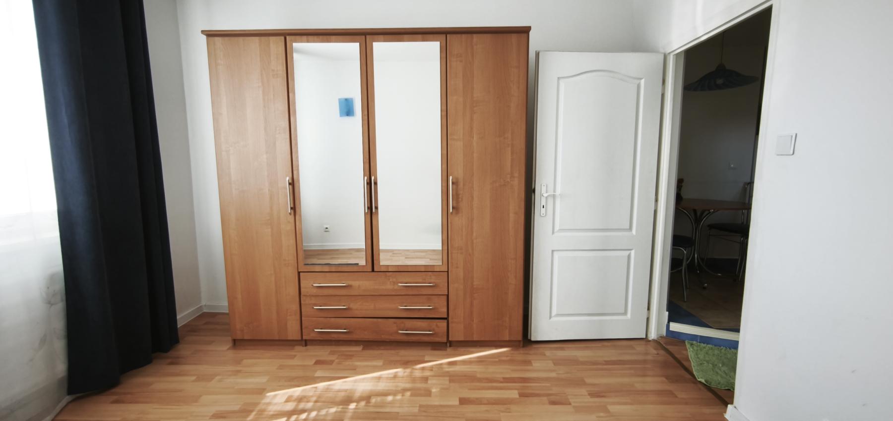 Kúpou voľný 3 izbový byt Sekčov Martina Benku, 59 m2, zariadený, s balkónom