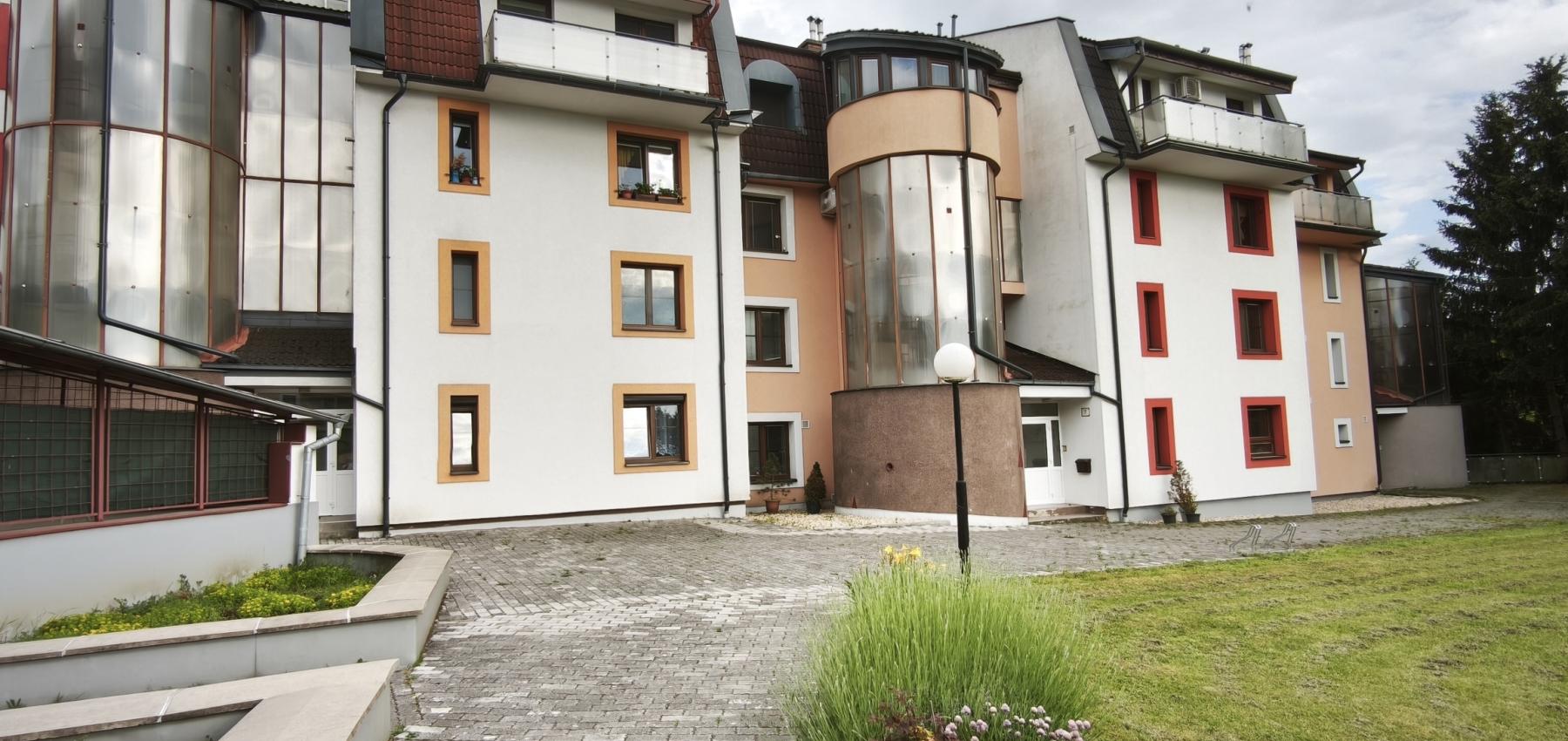 Komfortný veľký 2 izbový byt s garážou, loggia 16 m2, krb, Veselá ulica Prešov