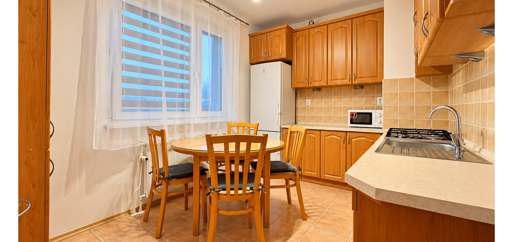 PRENÁJOM | Priestranný zariadený 3-izbový byt s veľkou loggiou – Popradská, Sekčov,  70 m² | 4. poschodie | Výťah | Zariadený | Voľný ihneď