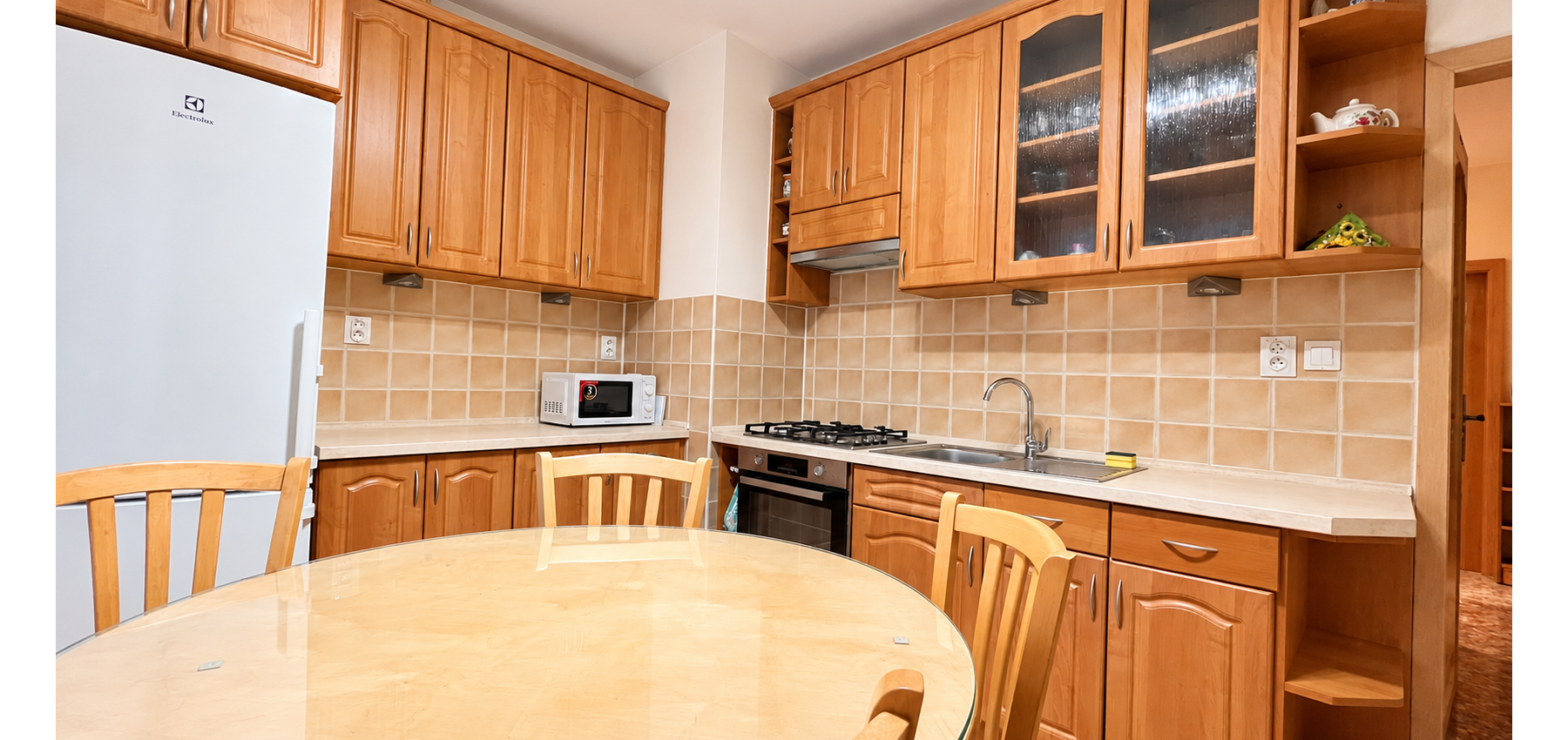 PRENÁJOM | Priestranný zariadený 3-izbový byt s veľkou loggiou – Popradská, Sekčov,  70 m² | 4. poschodie | Výťah | Zariadený | Voľný ihneď