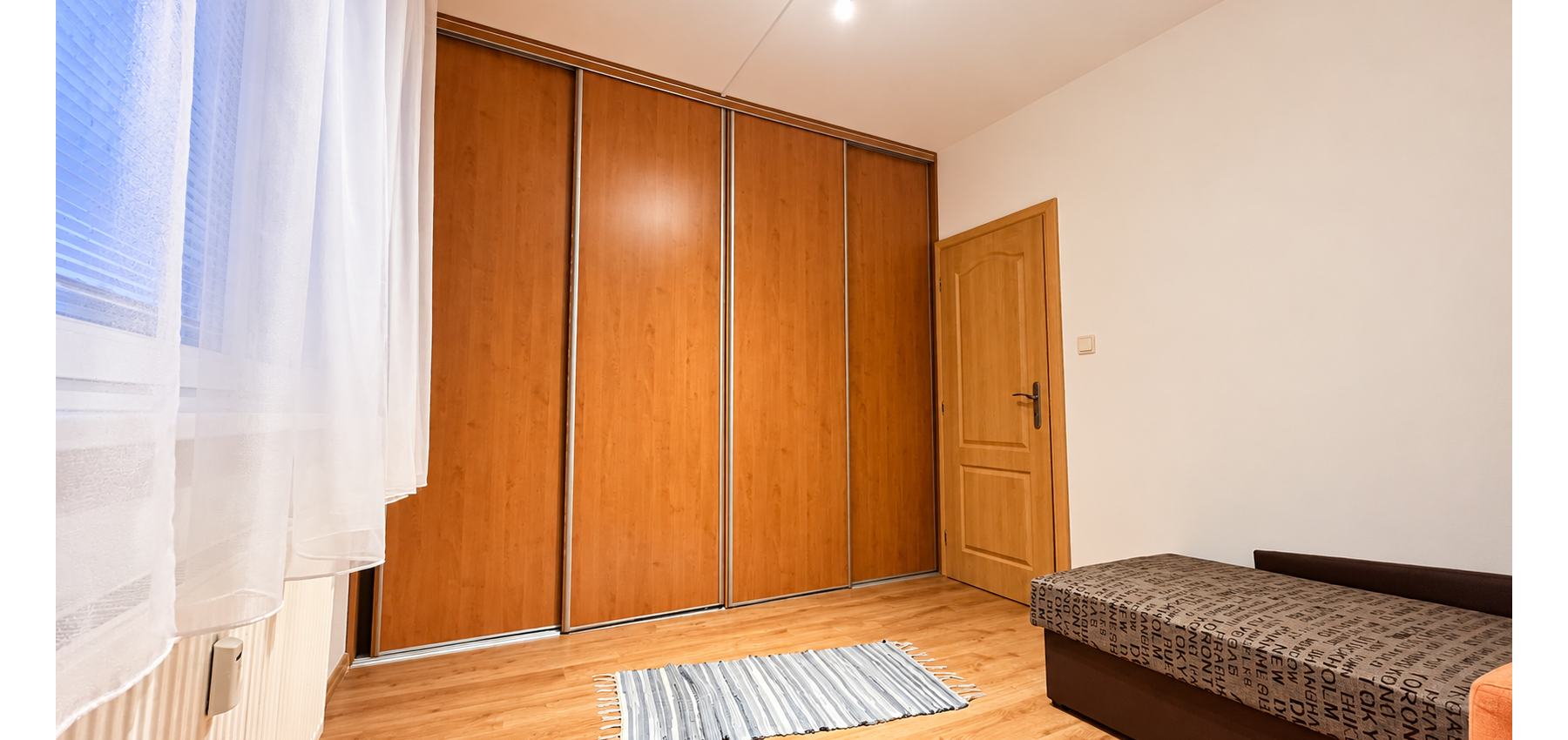 PRENÁJOM | Priestranný zariadený 3-izbový byt s veľkou loggiou – Popradská, Sekčov,  70 m² | 4. poschodie | Výťah | Zariadený | Voľný ihneď