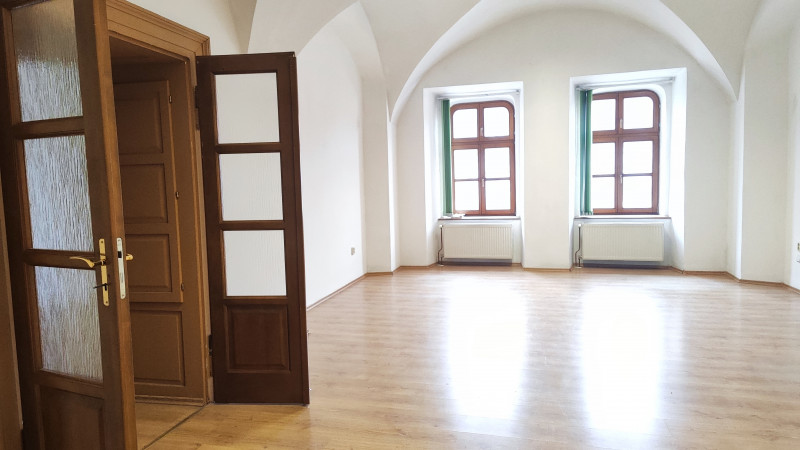 Priestor s parkovacím miestom -  na prenájom na Hlavnej ulici - Trojica - I.poschodie