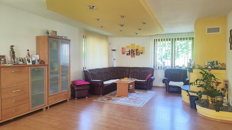 Rodinný dom v tichej lokalite s bazénom, garážou, kompletne zariadený