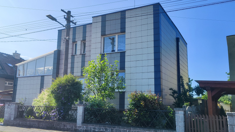 Perspektívny 5 izbový rodinný dom s garážou a prístreškom pre auto, Ľubotice, rovinatý pozemok 600 m2, podpivničený