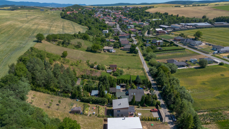4 izbový rodinný dom obklopený zeleňou, iba s 1 susedom a nádherným výhľadom