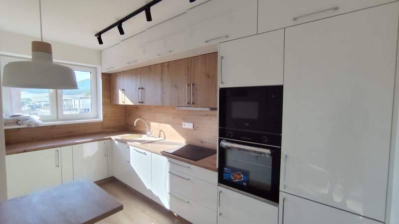 Posledný tehlový 3 izbový rodinný dom na pozemku 280 m2, 2 parkovacie miesta, terasa, záhrada