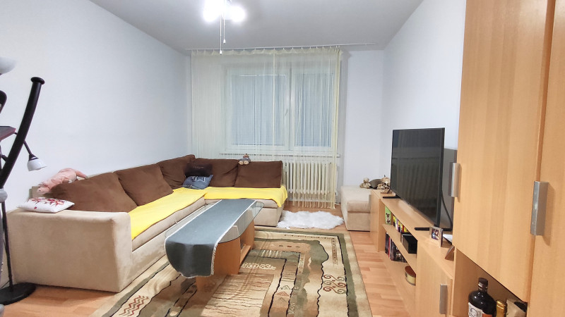 Na predaj 2,5 izbový byt Sekčov Martina Benku, 59 m2, zariadený, prenajatý, s balkónom.