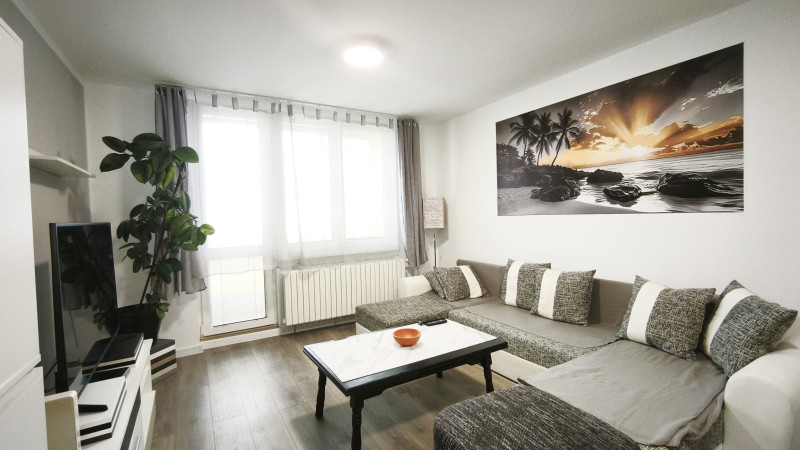 Voľný ihneď ... prenájom zrekonštruovaný 2 izbový byt s loggiou Československej armády, zariadený