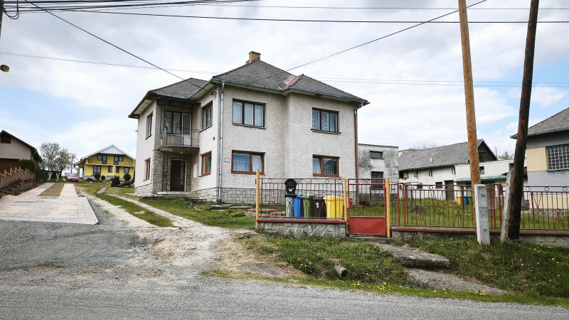 Dvojgeneračný 6 izbový dom s možnosťou rozdelenia na dva samostatné byty, 13 km od PO, v obci Lada
